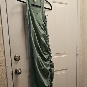 Chic Sleeveless Maxi Dress in Soft Green